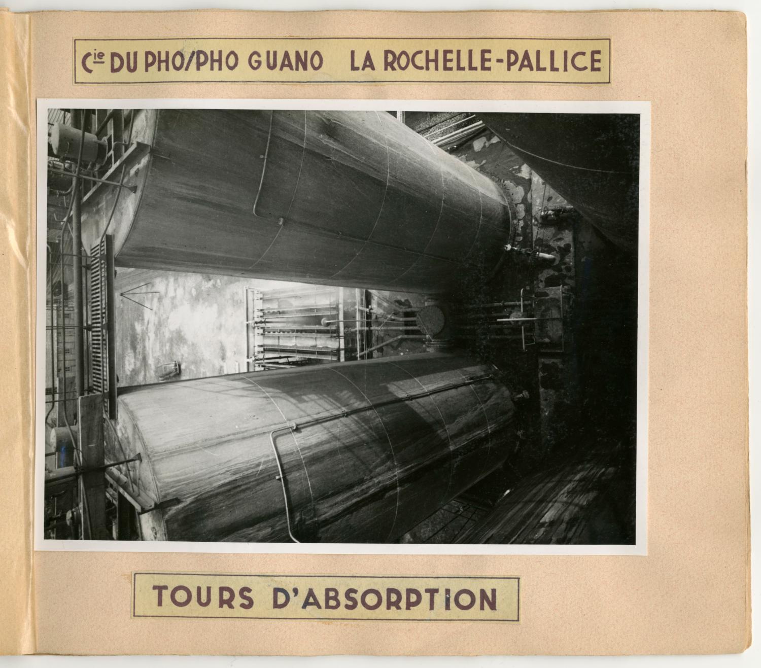 « Compagnie du Pho/Pho Guano – La Rochelle-Pallice / Tours d’absorption ». Album des réalisations de l’entreprise Techno Chimie S.A. Tirage photographique noir et blanc, 18 x 24 cm, début des années 1950, sans mention d’auteur (collection Ateliers de Technochimie).