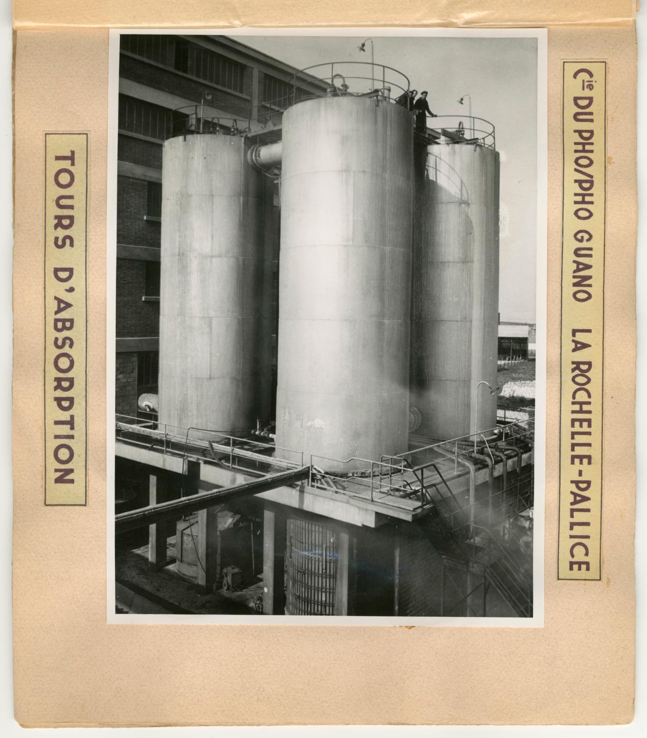« Compagnie du Pho/Pho Guano – La Rochelle-Pallice / Tours d’absorption ». Album des réalisations de l’entreprise Techno Chimie S.A. Tirage photographique noir et blanc, 18 x 24 cm, début des années 1950, sans mention d’auteur (collection Ateliers de Technochimie).
