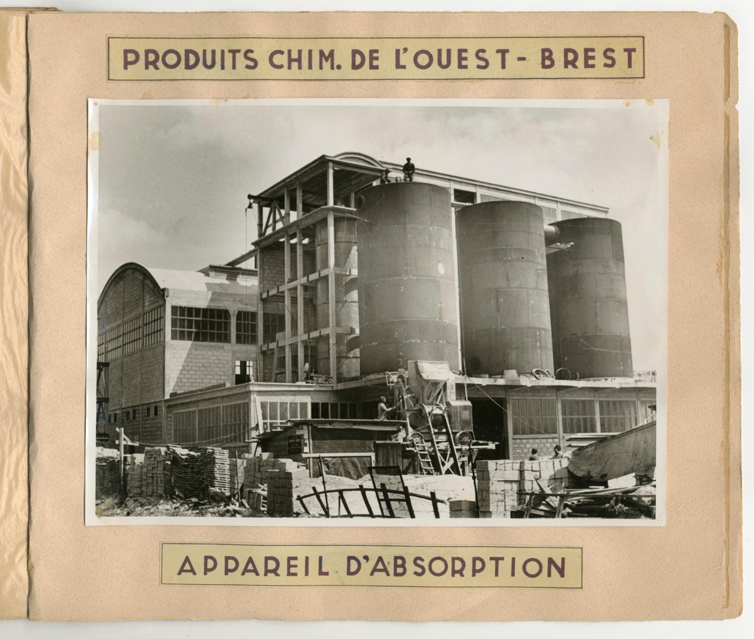 « Produits chimiques de l’Ouest-Brest / Appareil d’absorption ». Album des réalisations de l’entreprise Techno Chimie S.A. Tirage photographique noir et blanc, 18 x 24 cm, début des années 1950, sans mention d’auteur (collection Ateliers de Technochimie).