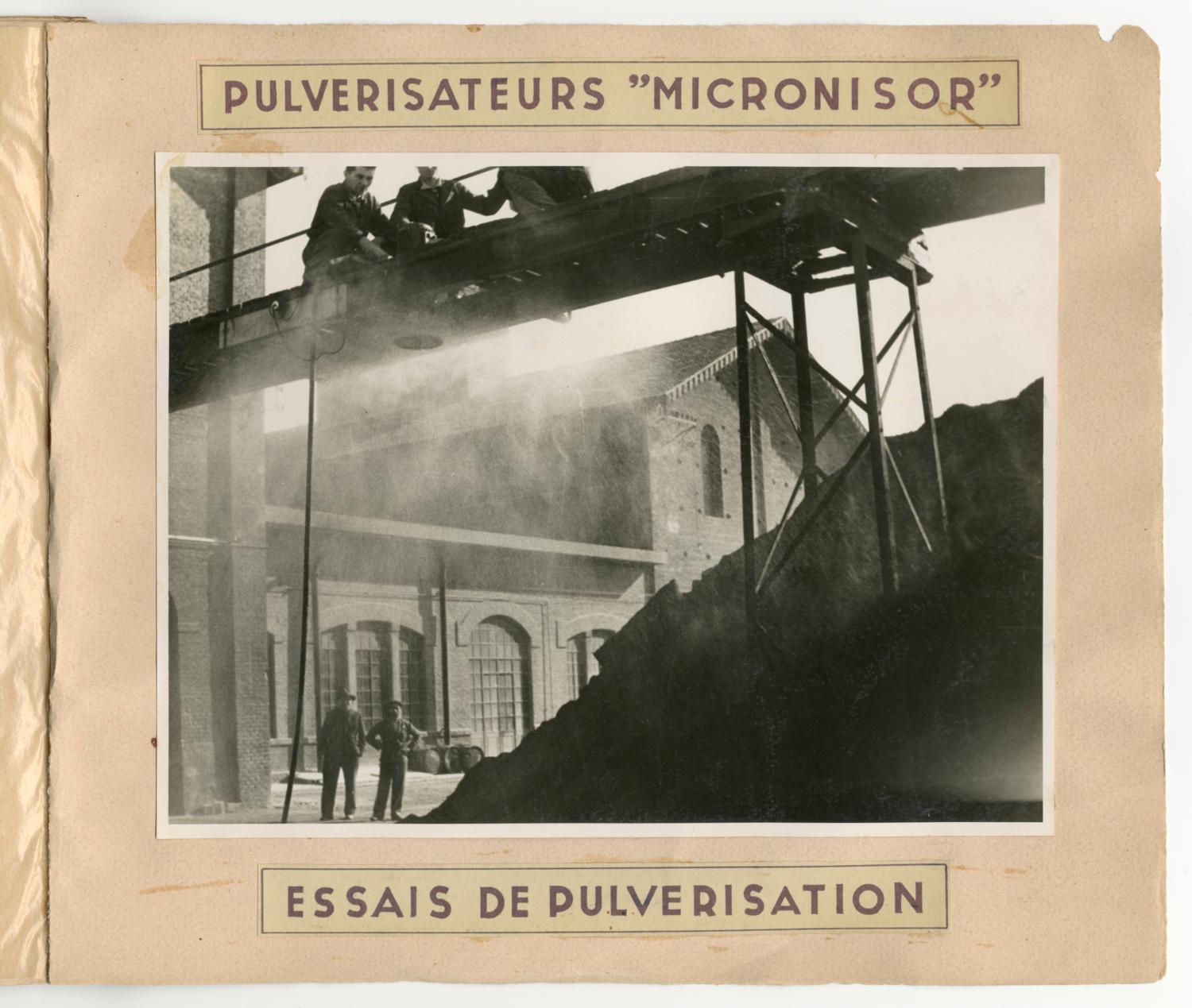 « Pulvérisateurs "Micronisor" / Essais de pulvérisation ». Album des réalisations de l’entreprise Techno Chimie S.A. Tirage photographique noir et blanc, 18 x 24 cm, début des années 1950, sans mention d’auteur (collection Ateliers de Technochimie).