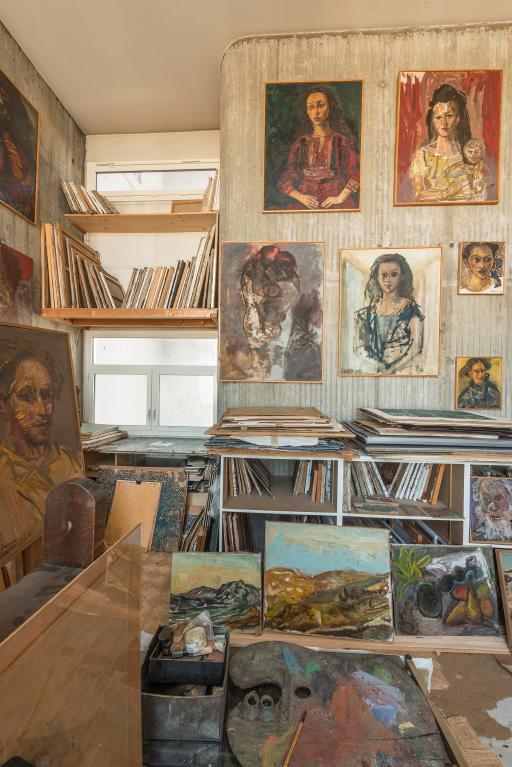 Vue des tableaux disposés sur l'un des murs de l'atelier (2)