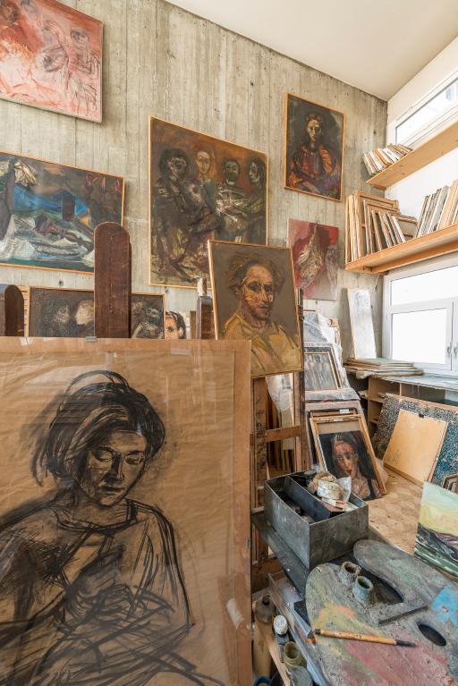 Vue des tableaux disposés le long d'un mur de l'atelier (3)