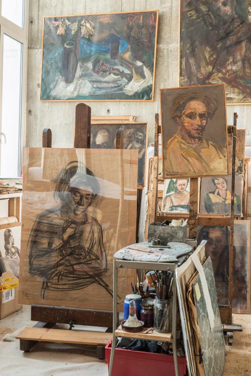 Vue des tableaux disposés le long d'un mur de l'atelier (4)