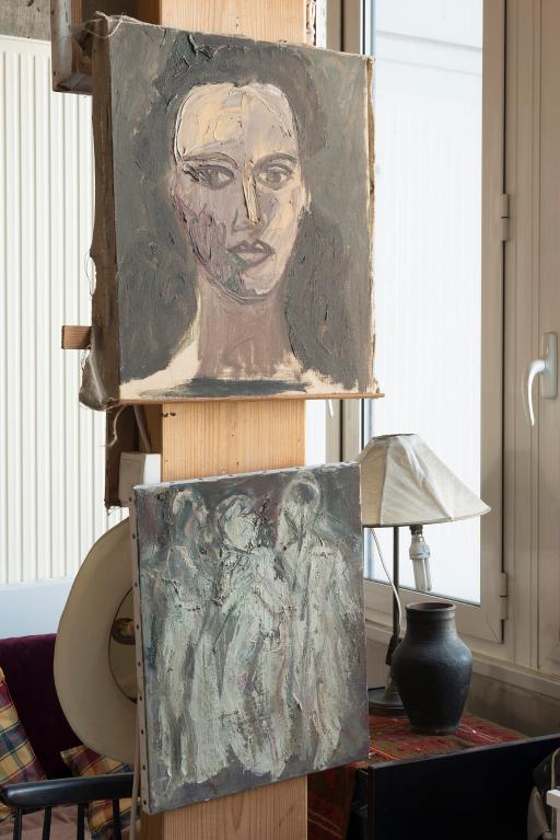 Portrait de femme sur un chevalet