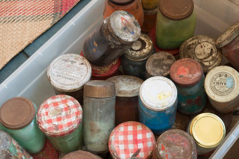 Pots de pigments dans une caisse