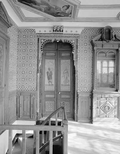 Intérieur, mur côté logis : porte gauche.