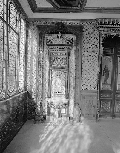 Intérieur, mur côté aile : fontaine.