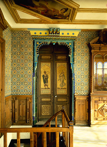 Intérieur, mur côté logis : porte gauche.