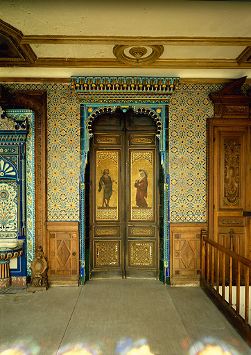 Intérieur, mur côté aile : porte centrale.