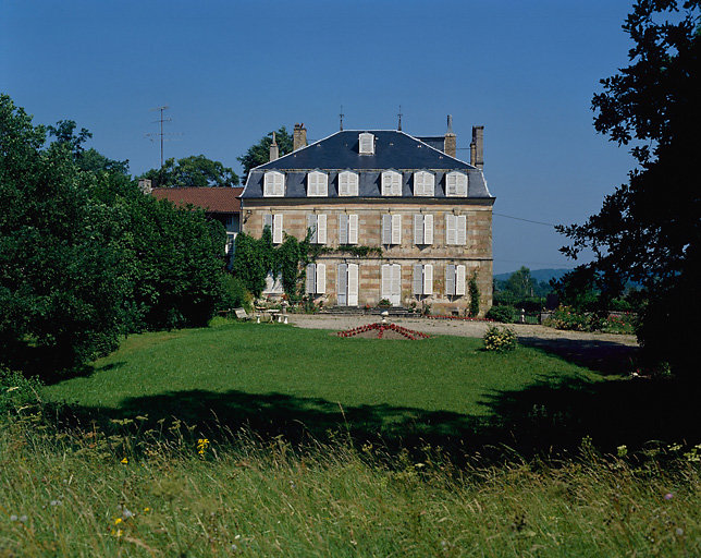 Logement patronal : façade sud vers le jardin.