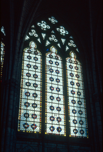 Verrière : baie n°221, éléments héraldiques, bordure de triangles