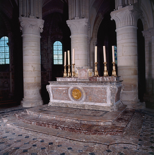 Autel, tabernacle (maître-autel)