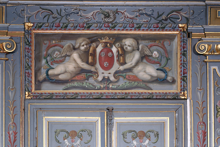 Vue d'ensemble d'un dessus de porte à décor de putti.