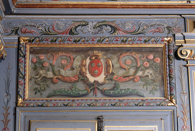 Vue d'ensemble d'un dessus de porte à décor de putti.