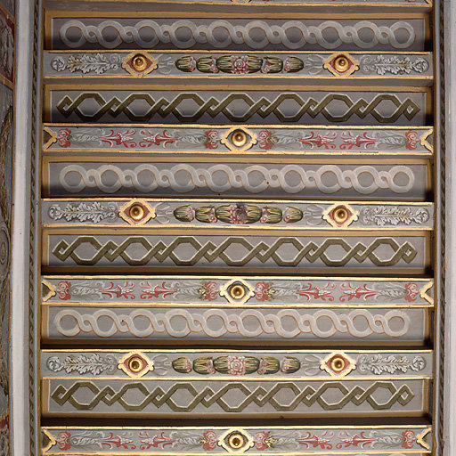 Détail d'un plafond décoré en bois polychrome.