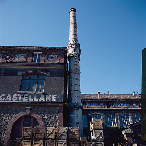 Cheminée d'usine vue depuis le nord est.