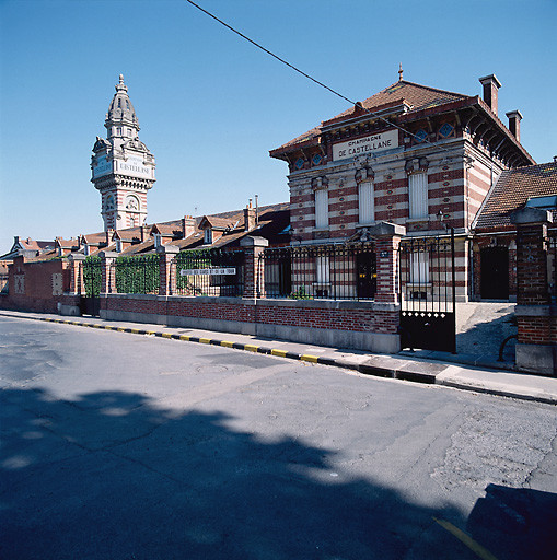 Bureau et cité ouvrière vus depuis le sud.