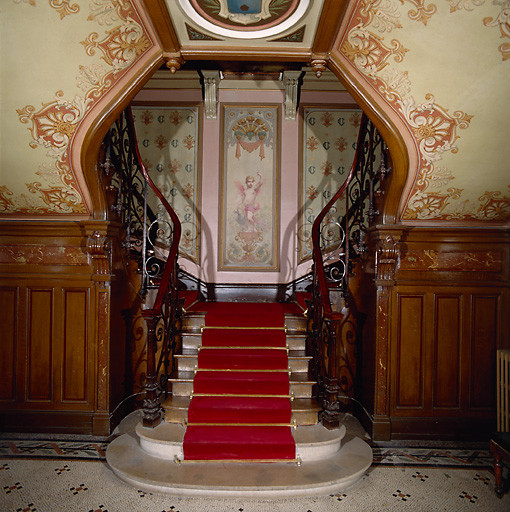 Vue intérieure du pavillon central : escalier d'honneur.