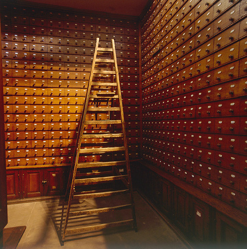 Vue intérieure du pavillon central : salle des étiquettes.