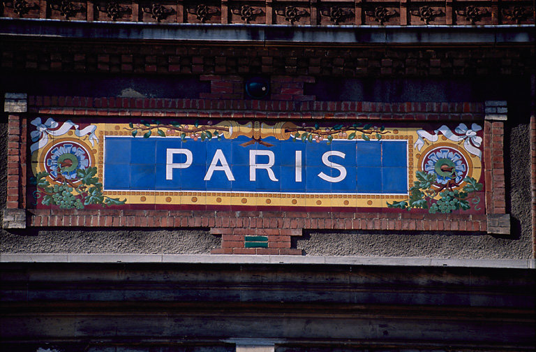 Détail d'une frise en céramique : Paris.