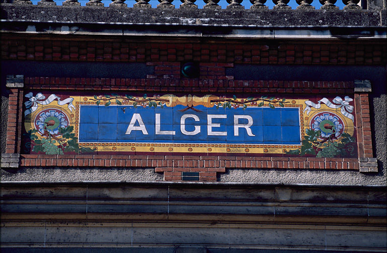 Détail d'une frise en céramique : Alger.