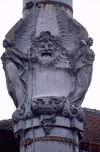 Détail du décor sculpté de la cheminée d'usine.