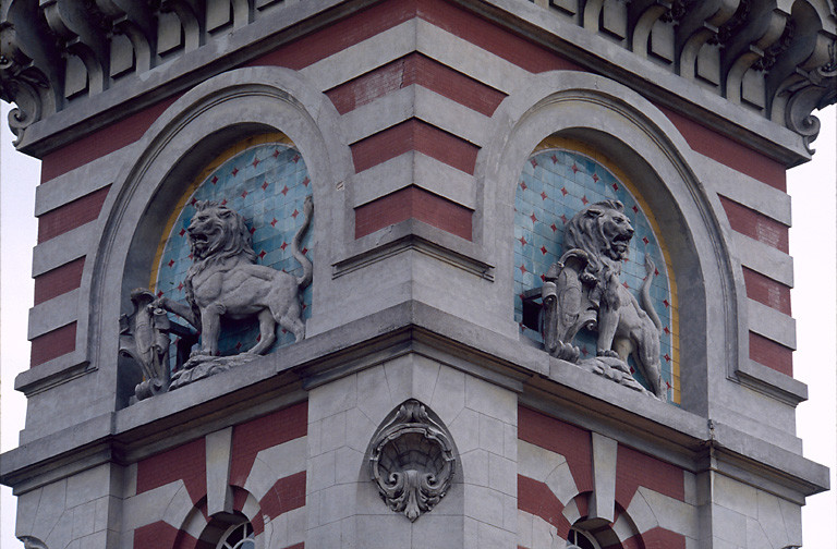 Détail des céramiques et des sculptures au sommet du château d'eau.