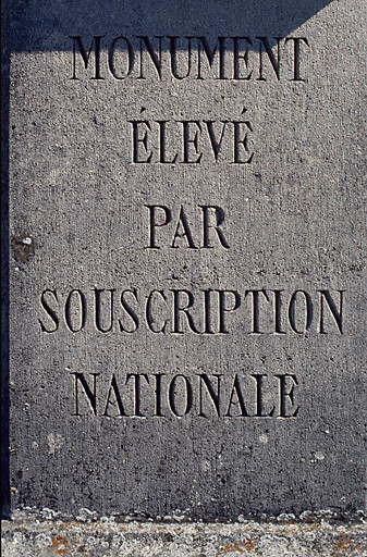 Détail de l'inscription du socle.