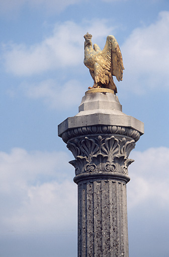 Partie supérieure de la colonne avec l'aigle vu de 3/4.