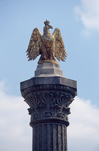 Partie supérieure de la colonne avec l'aigle vu de face.