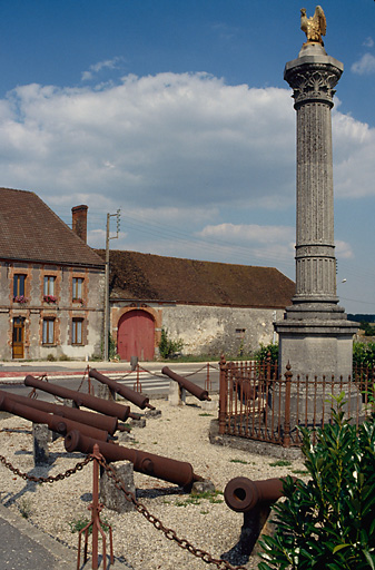 La colonne, les canons, et la maison dite 'du boulet'.