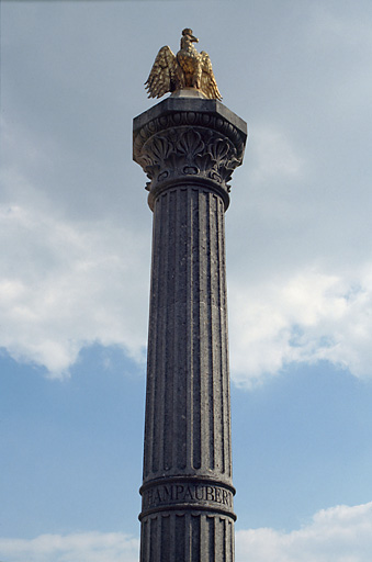 Partie supérieure de la colonne avec l'aigle.