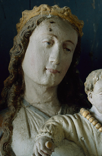 Vue de détail : le visage de la Vierge.