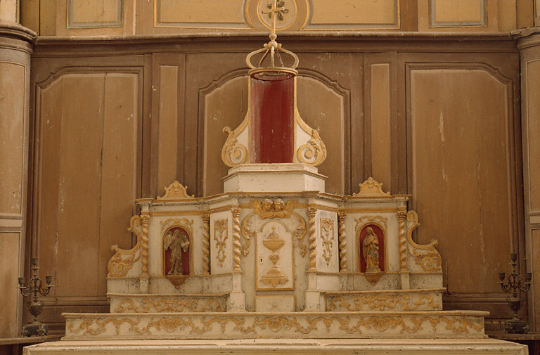 Autel, 2 gradins d'autel, tabernacle, réserves aux saintes huiles, exposition (maître-autel)