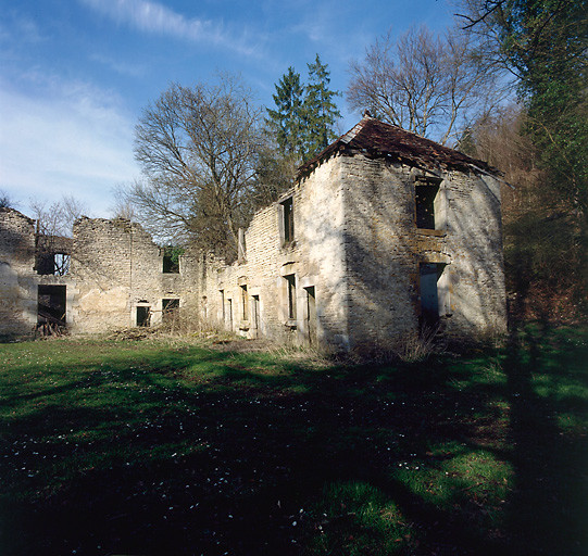 Vue des vestiges de logements d'ouvriers.