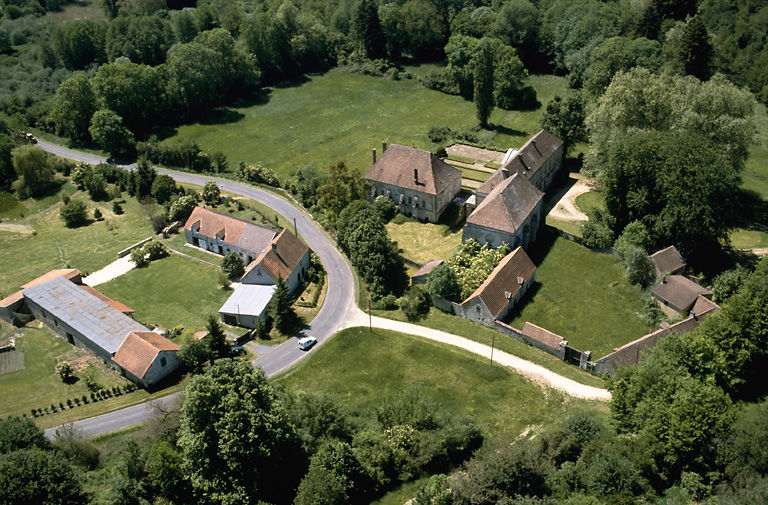 Vue aérienne des bâtiments abbatiaux et de la ferme (1).
