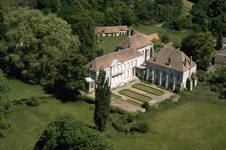 Vue aérienne des bâtiments abbatiaux et de la ferme (1).