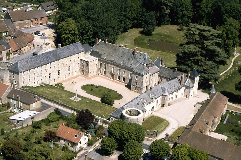 Vue aérienne du château et de sa ferme (1).