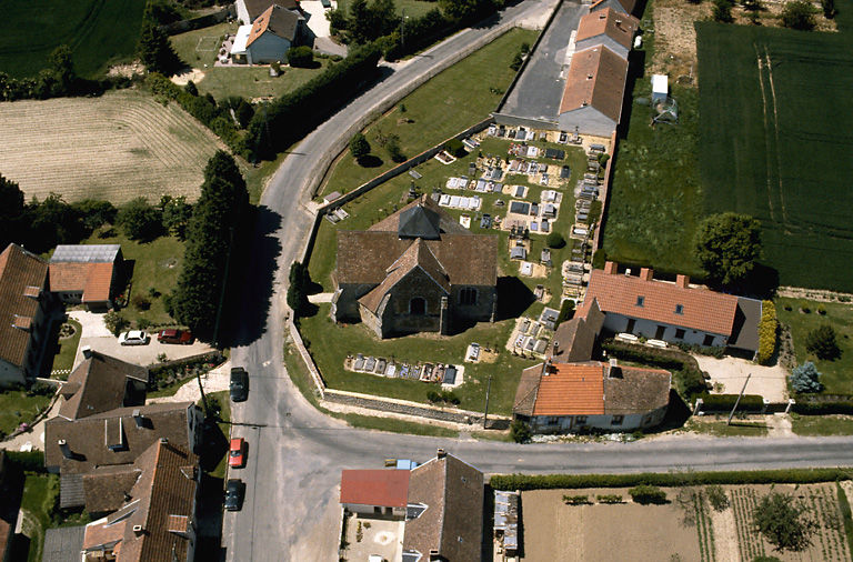 Vue aérienne du village, avec l'église.