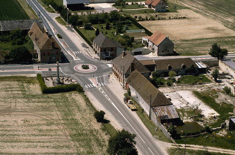 Vue aérienne du village, avec la colonne commémorative, au croisement des routes 33 et 51.