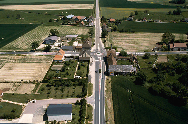 Vue aérienne du village, avec la colonne commémorative, au croisement des routes 33 et 51.