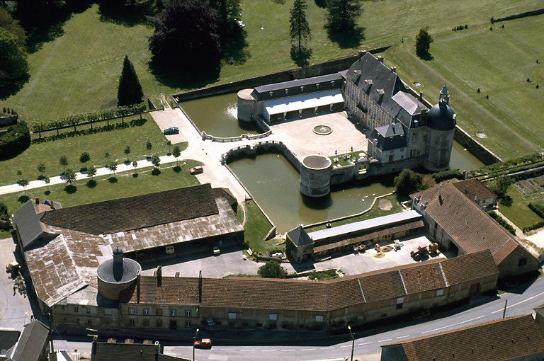 Vue aérienne du château et de sa ferme.