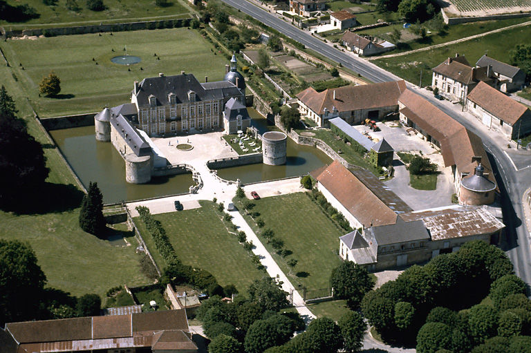 Vue aérienne de l'ensemble du château et de sa ferme, côté cour.