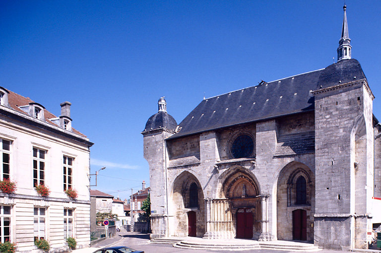 Façade occidentale de l'église.