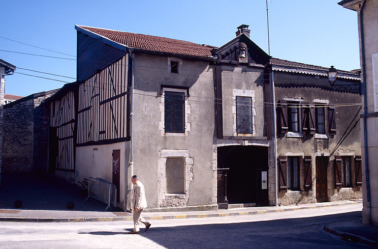 Façade principale, vue du nord-ouest.