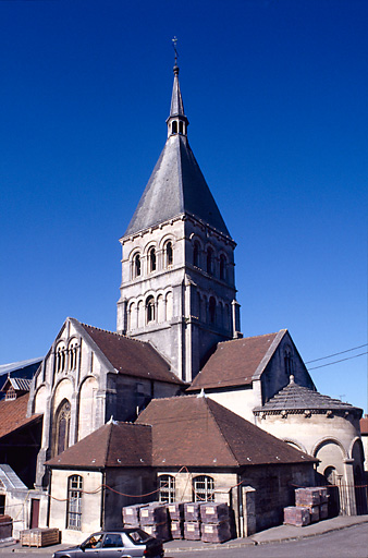 Eglise vue du sud-est : chevet, sacristie et bras sud du transept.