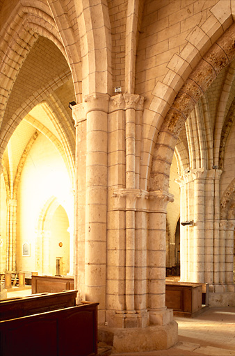 Intérieur : pile centrale du bras nord du transept.