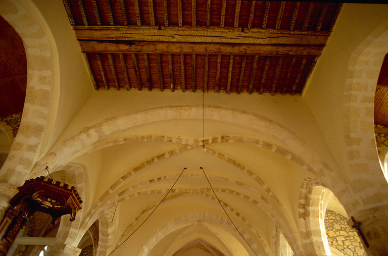 Vue de la nef depuis le choeur.