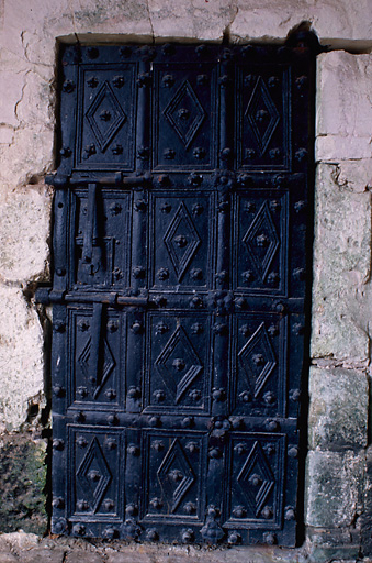 Vue d'une porte en fer.