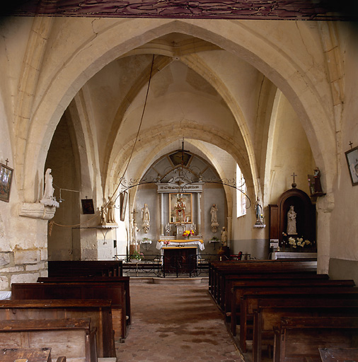 Intérieur : la nef et le choeur.